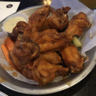 Buffalo Wings With Fries